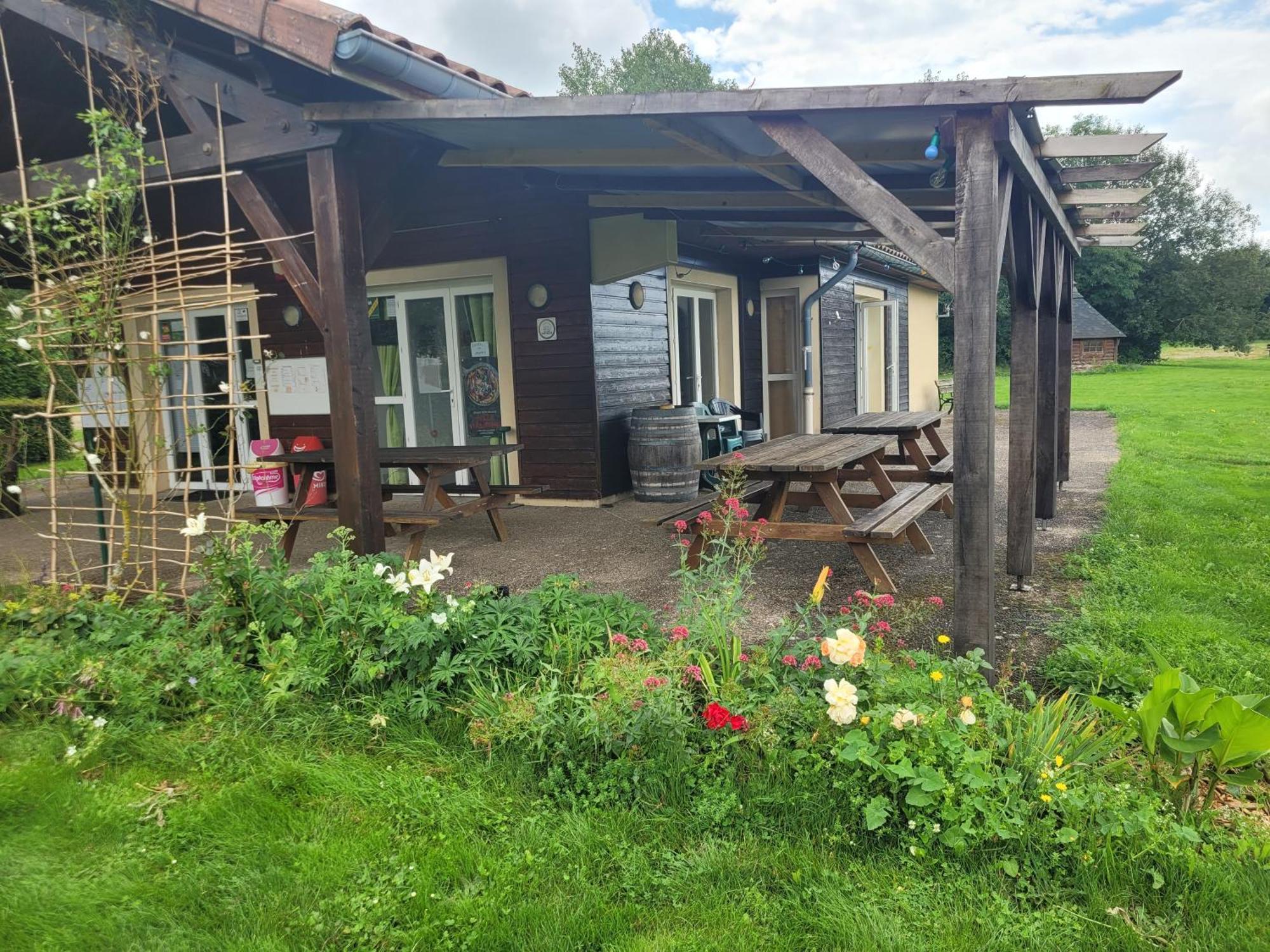 Camping Les Hirondelles Bourg-Sainte-Marie Exterior foto
